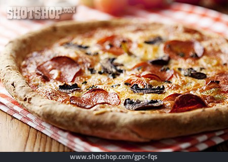 
                Rustikal, Pizza, Salamipizza                   