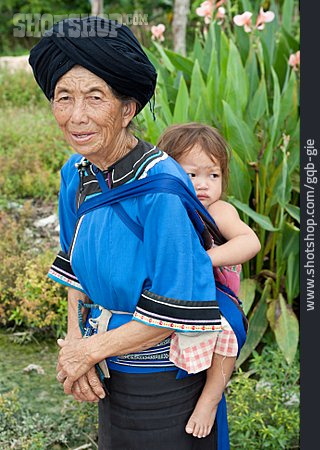 
                Großmutter, Enkel, Huckepack, Bergvolk, Laos                   