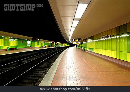 
                U-bahn, Bahnsteig, Kampstraße                   