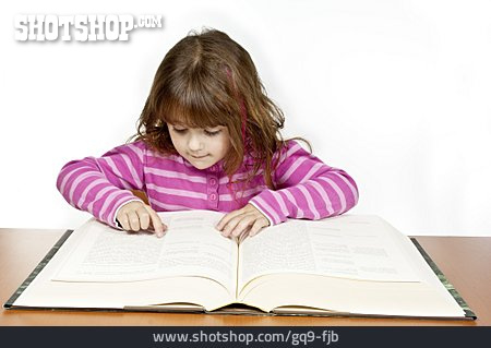 
                Mädchen, Lesen, Grundschülerin                   