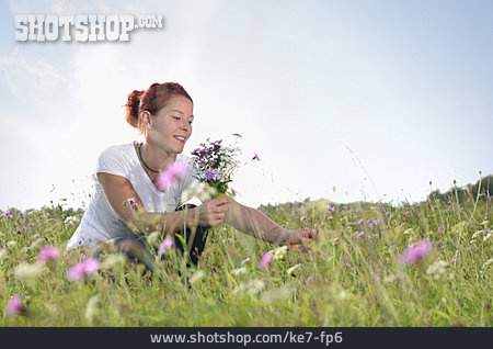 
                Junge Frau, Blumenwiese                   