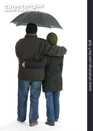 
                Liebespaar, Regenschirm, Spaziergänger                   