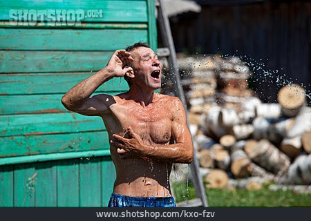 
                Mann, Erfrischung, Genießen, Duschen                   