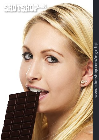 
                Junge Frau, Schokolade, Abbeißen                   