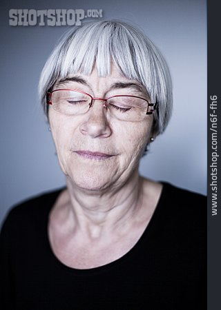 
                Portrait, Seniorin, Augen Geschlossen, Verträumt                   