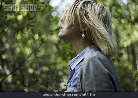 
                Junge Frau, Sorglos & Entspannt, Waldspaziergang                   
