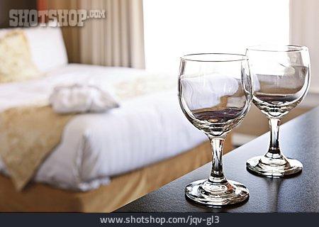 
                Weinglas, Hotelzimmer                   