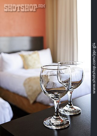
                Weinglas, Hotelzimmer                   