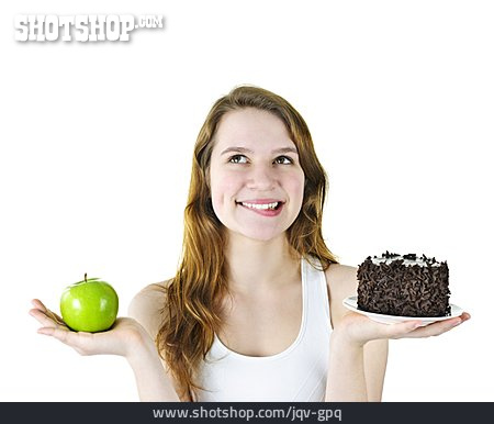 
                Junge Frau, Apfel, Kuchen, Diät, Vergleichen                   