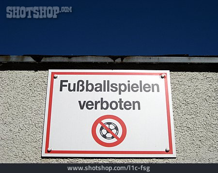 
                Verbotsschild, Fußballspielen Verboten                   