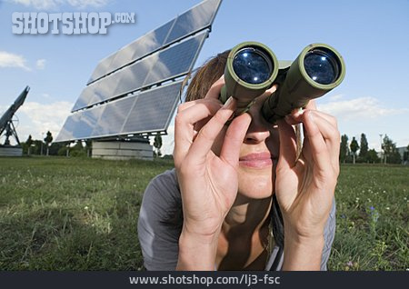
                Frau, Solarzelle, Photovoltaikanlage                   
