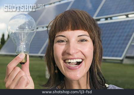 
                Frau, Stromerzeugung, Solarzelle, Photovoltaikanlage                   