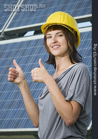 
                Frau, Technik & Technologie, Sonnenenergie, Photovoltaikanlage                   