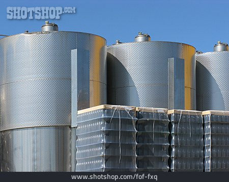 
                Industriegebäude, Tank, Destillerie                   