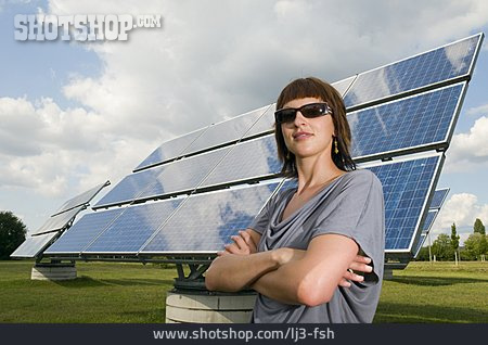 
                Frau, Solaranlage, Photovoltaikanlage                   
