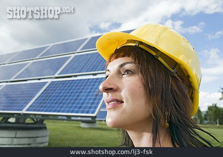 
                Frau, Photovoltaikanlage, Zukunftsorientiert                   