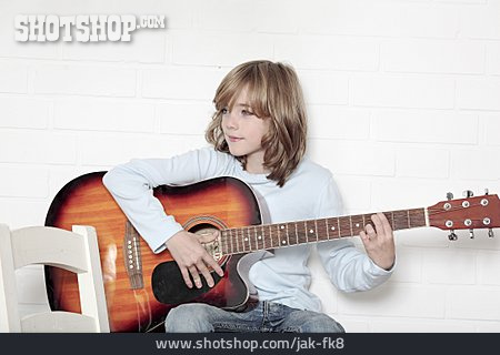 
                Junge, Spielen & Hobby, Gitarre Spielen                   