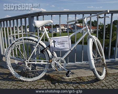 
                Fahrrad, Trauer, Gedenken                   