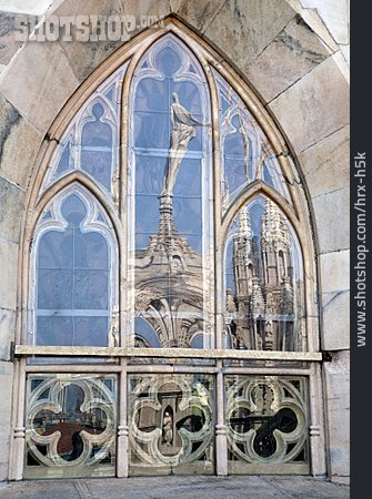 
                Kirchenfenster, Mailänder Dom                   