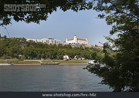 
                Parlament, Donau, Bratislava                   
