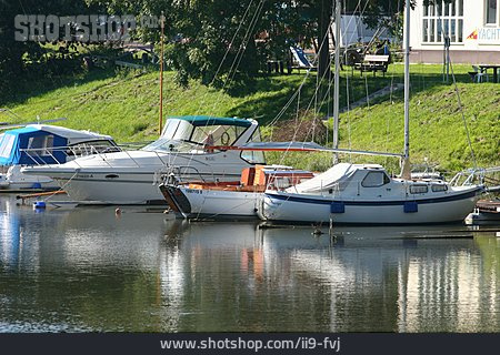 
                Liegeplatz, Segelboot, Motorboot                   