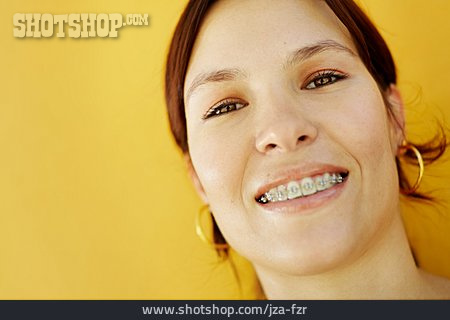 
                Junge Frau, Porträt, Zahnspange                   