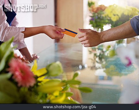 
                Kreditkarte, überreichen, Blumenladen                   
