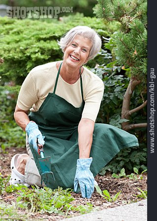 
                Seniorin, Gartenarbeit, Gartenpflege                   