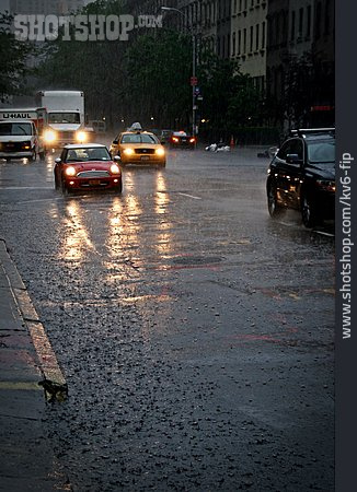 
                Städtisches Leben, Regen, New York City                   
