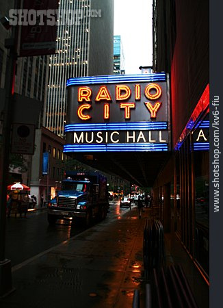 
                New York, Neonreklame, Radio City Music Hall                   