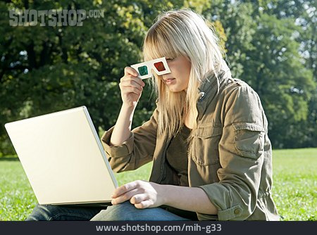 
                Junge Frau, Laptop, 3d-brille                   