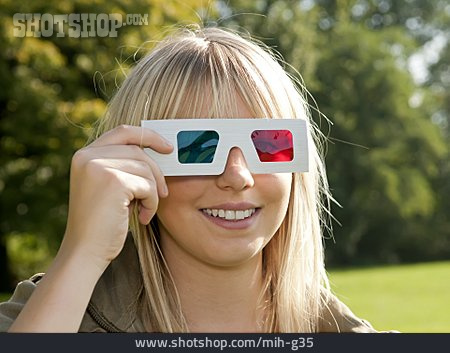 
                Junge Frau, Halten, 3d-brille                   