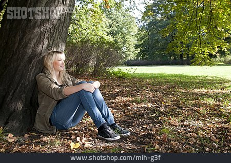 
                Junge Frau, Park, Herbst, Sitzen                   