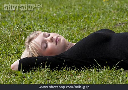 
                Junge Frau, Pause & Auszeit, Park, Schlafen                   