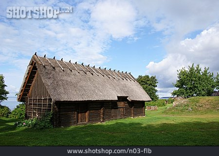 
                Holzhaus, Estland, Reetgedeckt                   