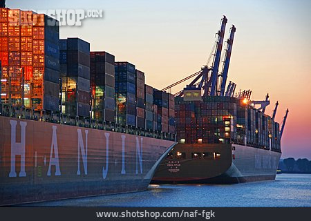 
                Frachtschiff, Containerschiff, Containerterminal, Burchardkai                   