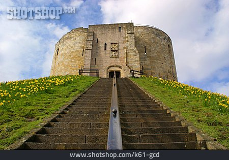 
                Bergfried, York Castle, Clifford's Tower                   