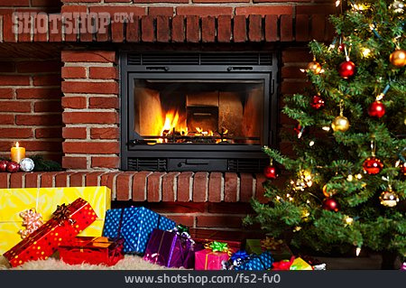 
                Weihnachten, Bescherung, Weihnachtsgeschenk, Kaminfeuer                   