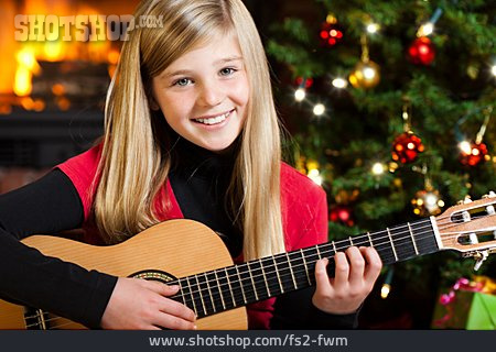 
                Mädchen, Weihnachten, Bescherung, Gitarre Spielen, Weihnachtslied                   