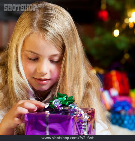 
                Kind, Mädchen, Weihnachten, Bescherung, Weihnachtsgeschenk                   