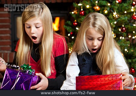 
                überraschung, Weihnachten, Staunen, Bescherung, Geschwister, Weihnachtsgeschenk                   