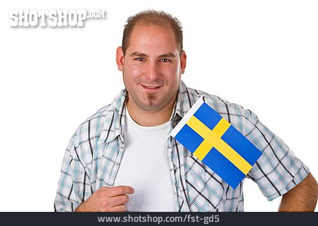 
                Junger Mann, Schweden, Nationalflagge                   
