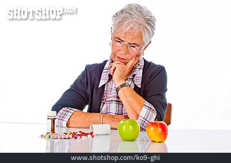 
                Seniorin, Skeptisch, Tablettenkonsum                   