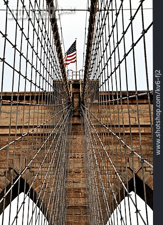
                Nationalfahne, Brooklyn Bridge, Stahltrossen                   