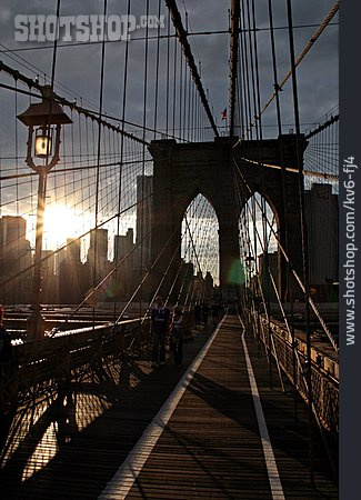 
                Gegenlicht, Brooklyn Bridge, Stahltrossen                   