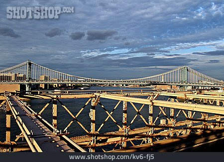 
                East River, Manhattan Bridge                   