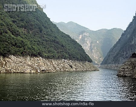 
                Fluss, China, Shennong Xi                   