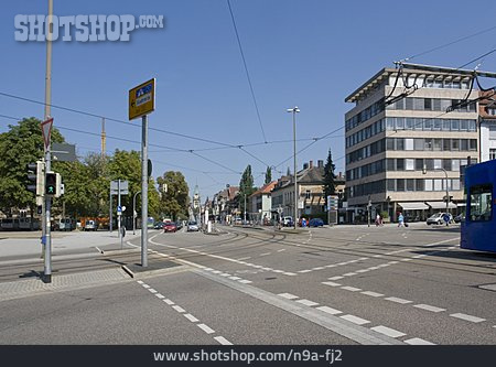 
                Straßenkreuzung, Städtisches Leben, Freiburg                   