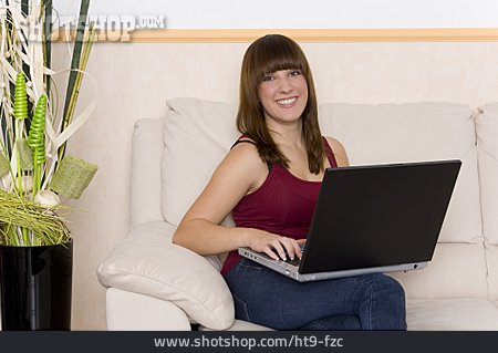 
                Teenager, Laptop, Surfen                   