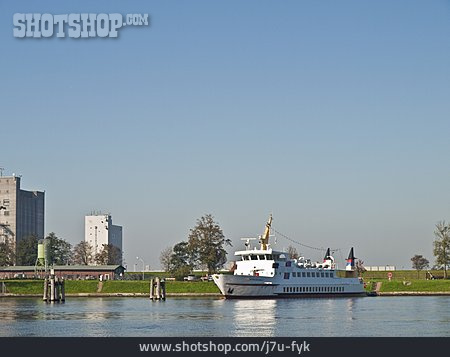 
                Fähre, Ausflugsschiff, Emden                   